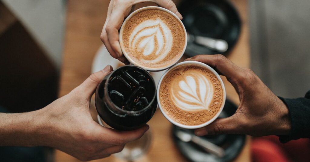 3人が持ったコーヒー