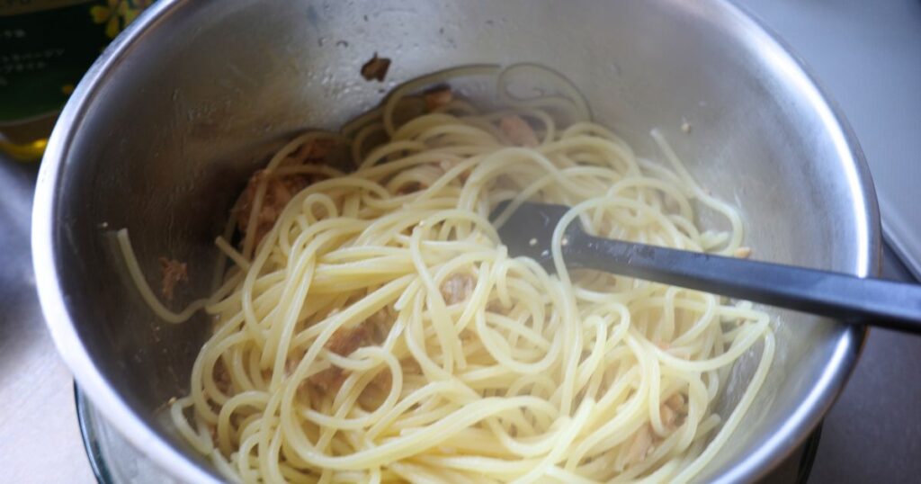 茹でたパスタとソースをしっかり和える