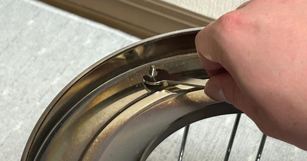 アルパカストーブの上蓋受けを外す