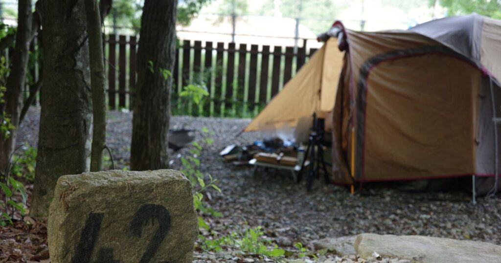 杜のテラスでキャンプ