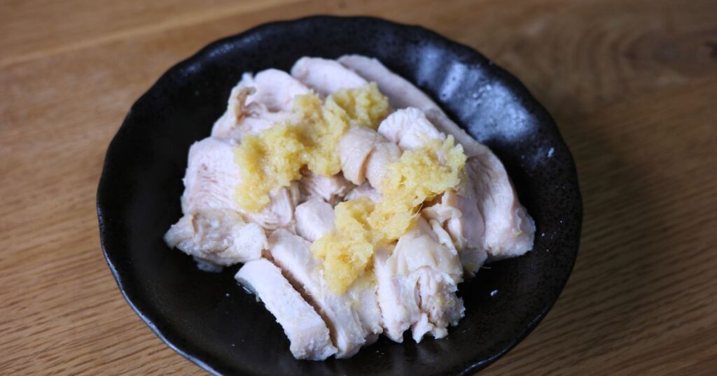 アイラップ蒸し鶏の姜葱醤がけ