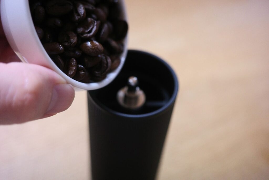 CHOOZE COFFEE（チューズコーヒー）の豆を挽く