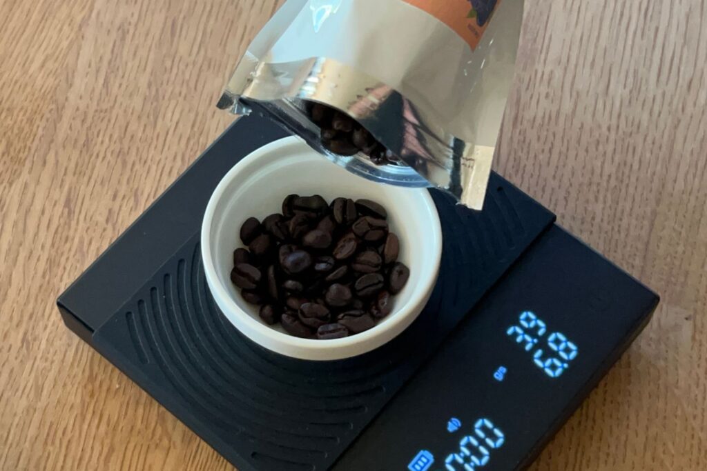 コーヒー豆を量る