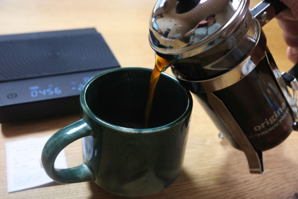 コーヒーを注ぐフレンチプレス