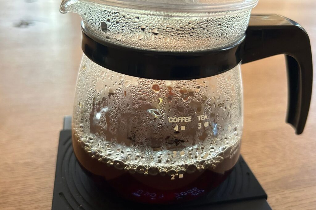サーバーから滴るコーヒー