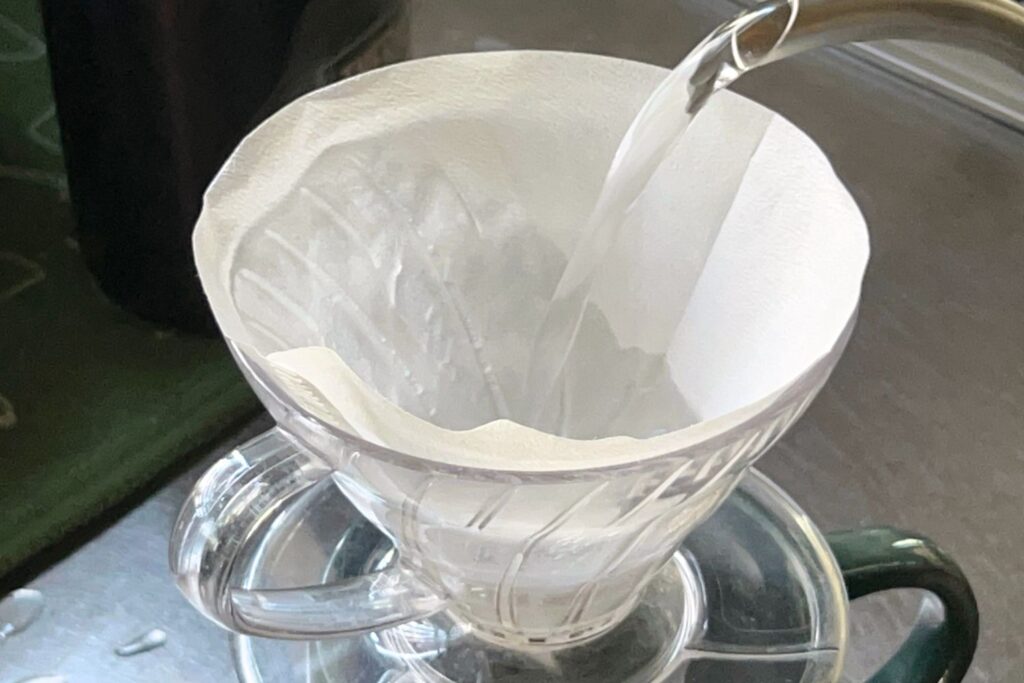 ペーパーフィルターをリンス