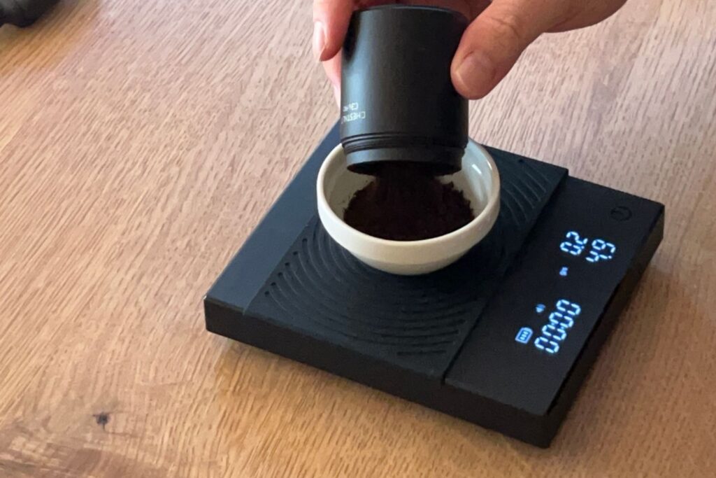 挽いた豆を量る