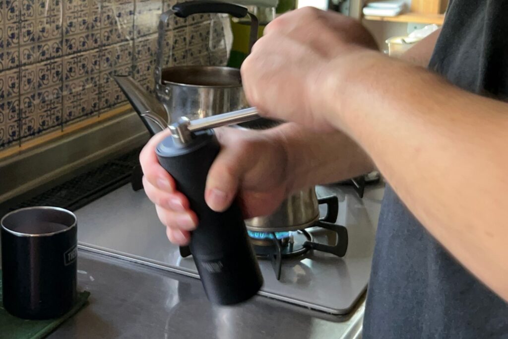 豆を挽く