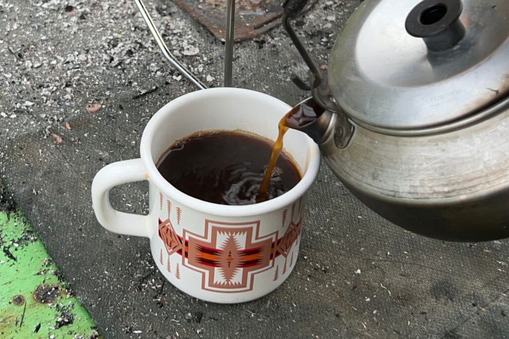 静かにマグカップに注ぐ