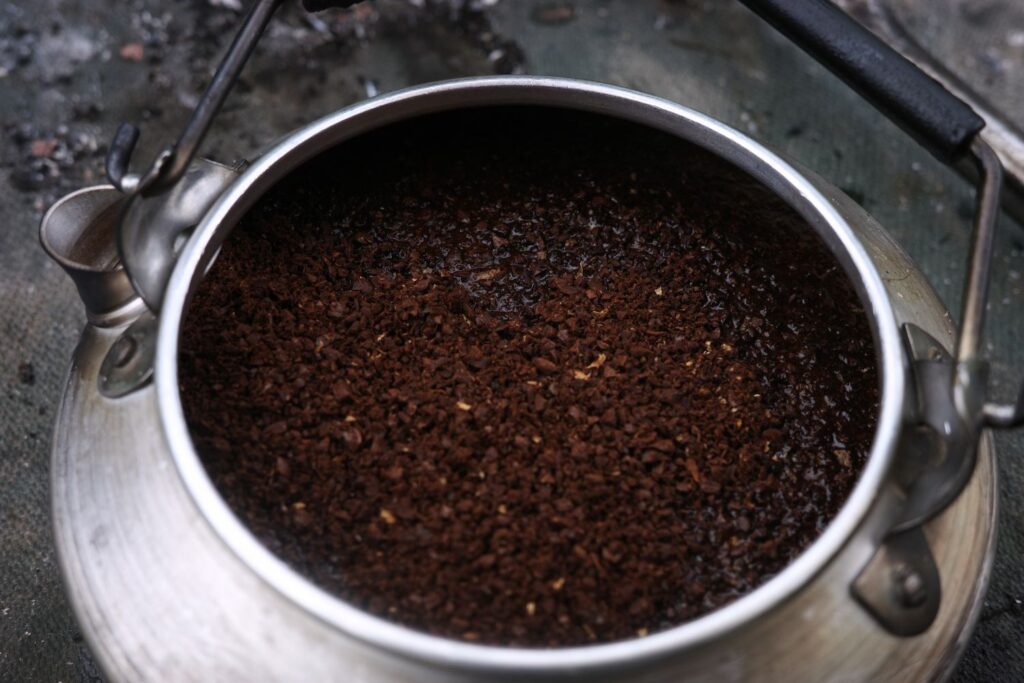 ケトルにコーヒー豆を入れる