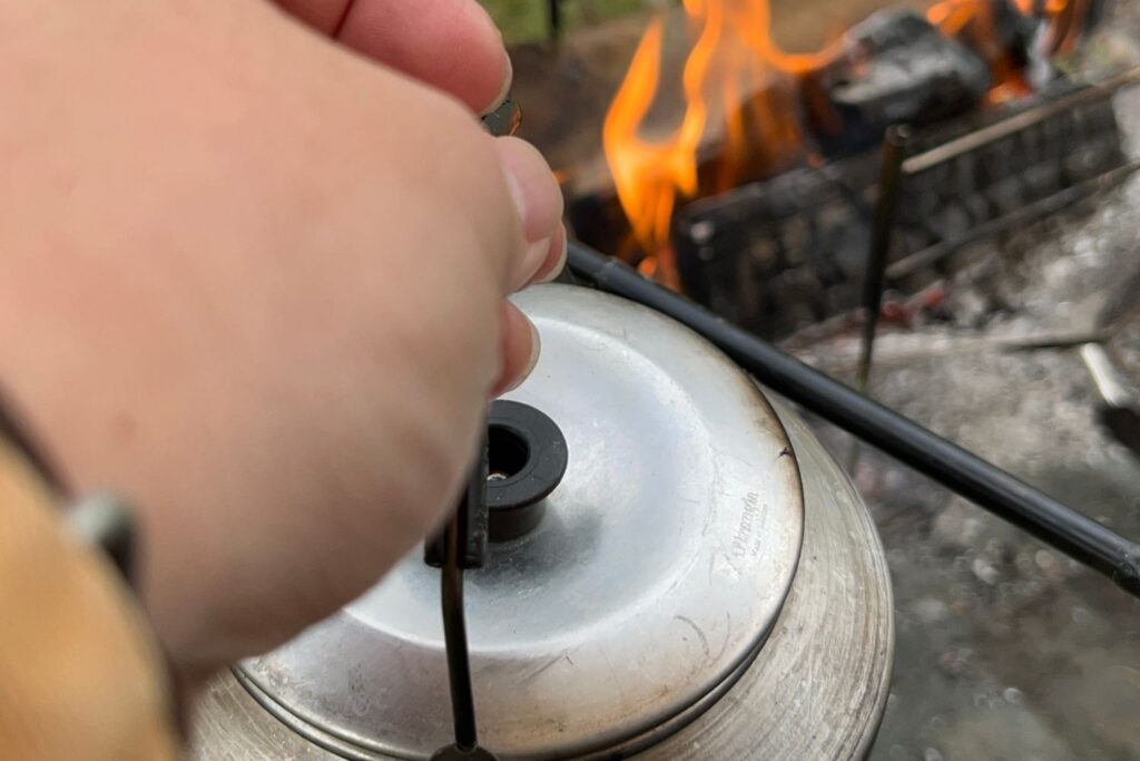 ケトルを火吹棒で叩く