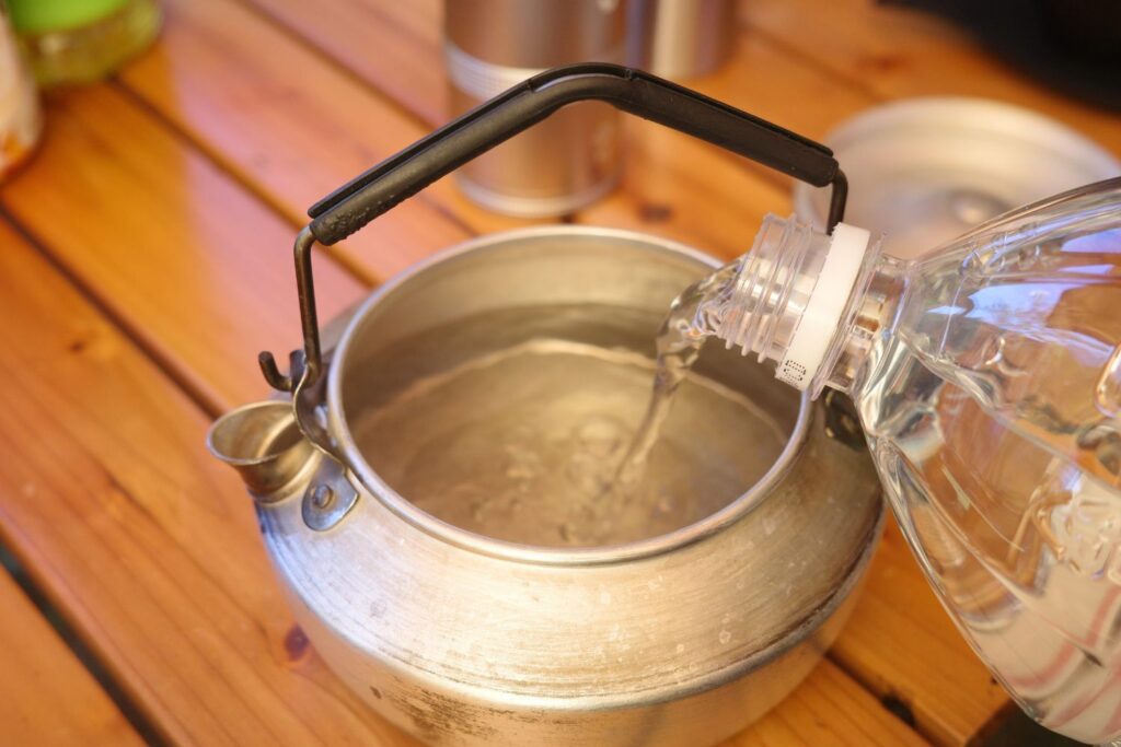 ケトルに水を注ぐ