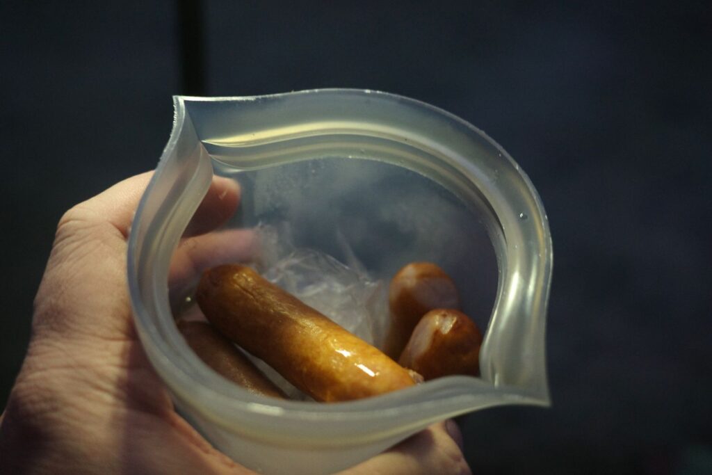 ジップトップに入れたソーセージ