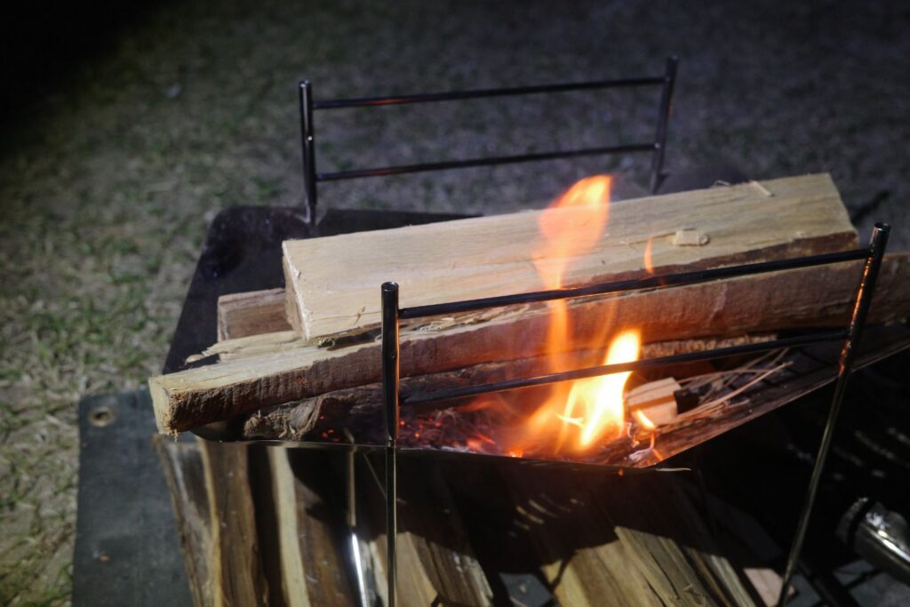 大きな薪で焚き火