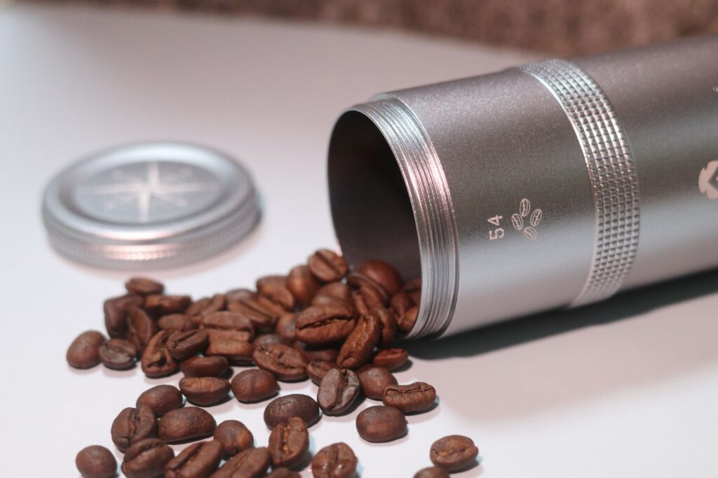 キャンピングムーン「コーヒーキャニスターCC-51-H」から溢れるコーヒー豆