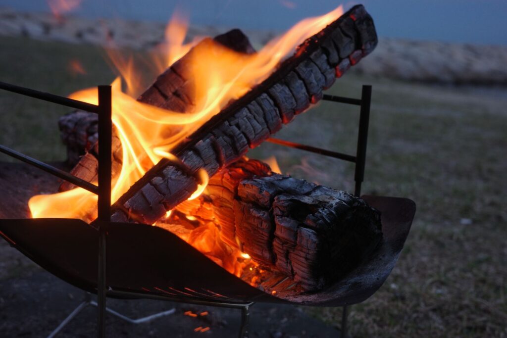 CAMPING MOON「SOLO-A4G」に薪を立てかける