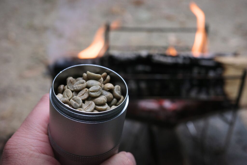 キャニスターに生豆を入れる