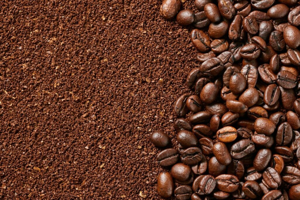 コーヒー豆とコーヒー粉