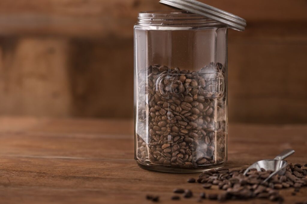 コーヒー豆とキャニスター