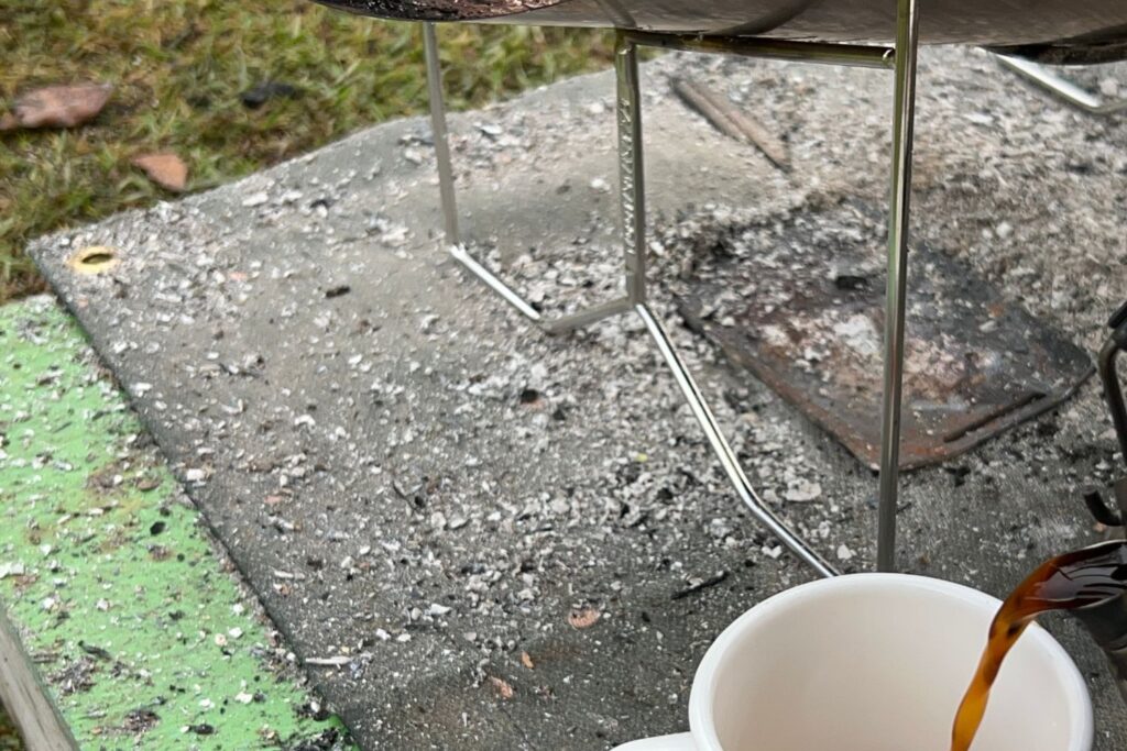 焚き火シートに落ちた灰