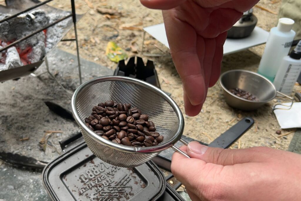 コーヒー豆を手で扇ぐ