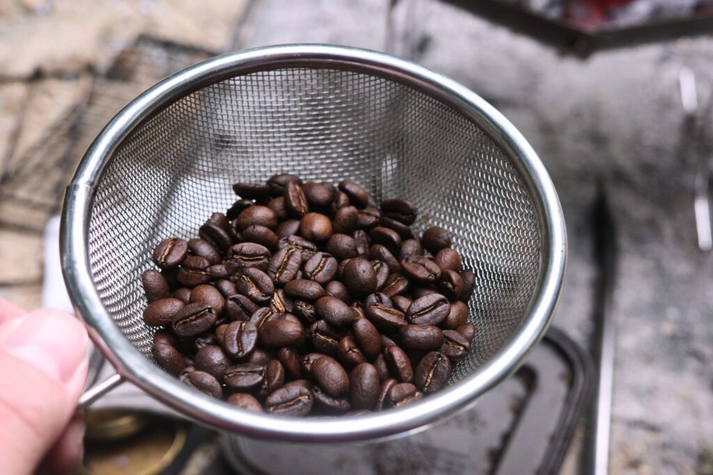 ザルに引き上げたコーヒー豆