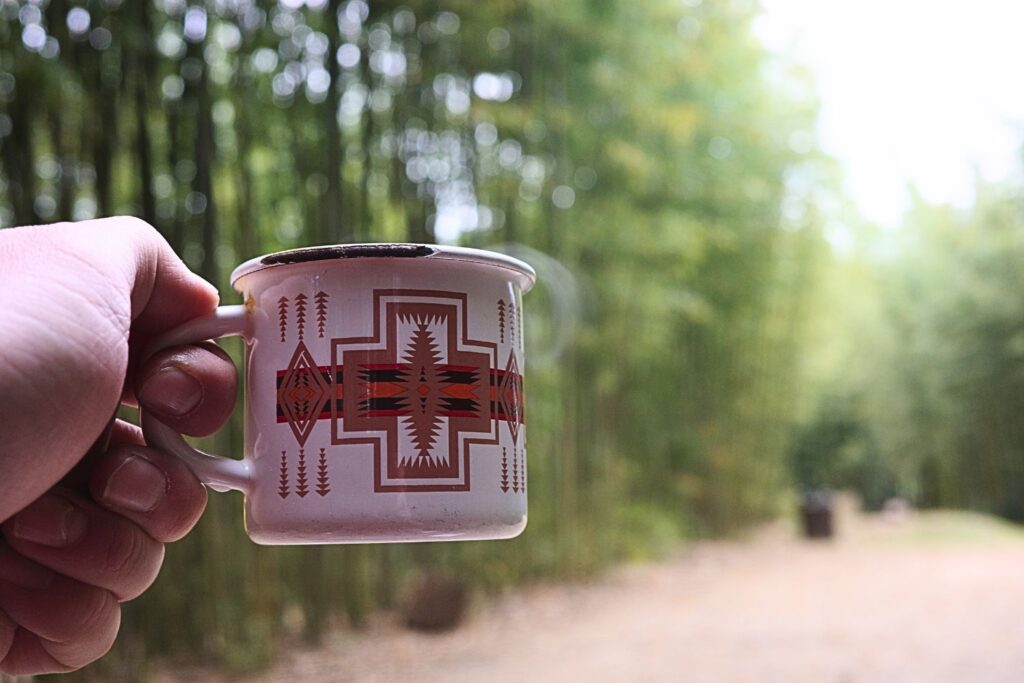 竹林とコーヒーマグ