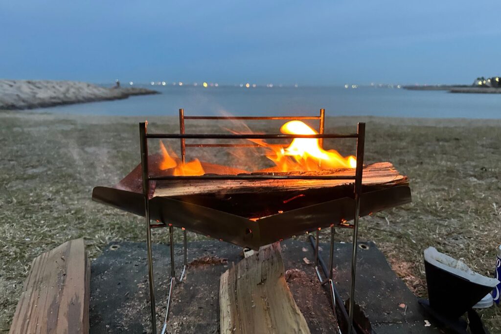 CAMPING MOON焚火台と海