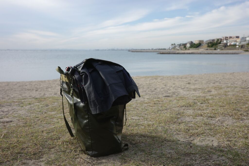 林崎松江海岸に置いたバックパック