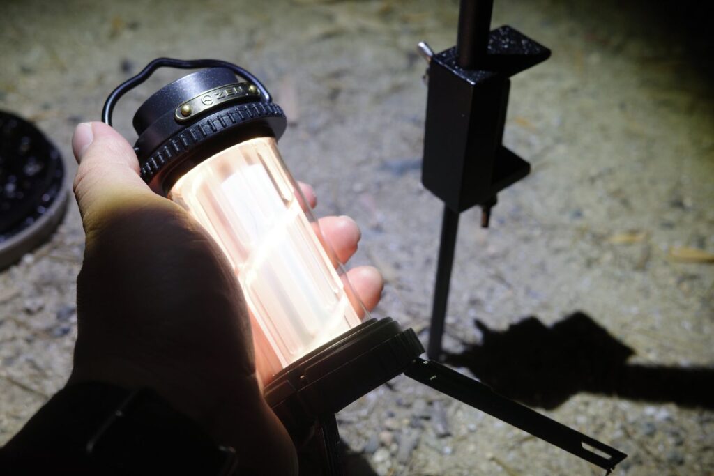 ZEN Camps「禅燈-幽玄」を手に持って照らす