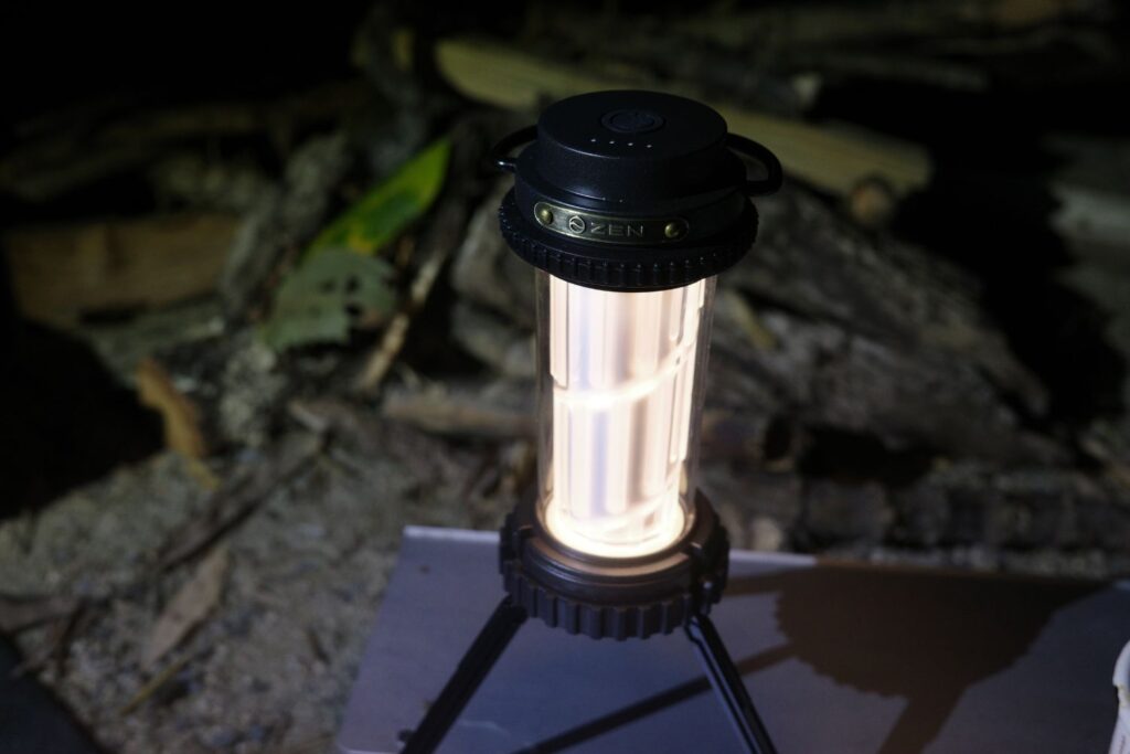 ZEN Camps「禅燈-幽玄」をテーブルで照らす