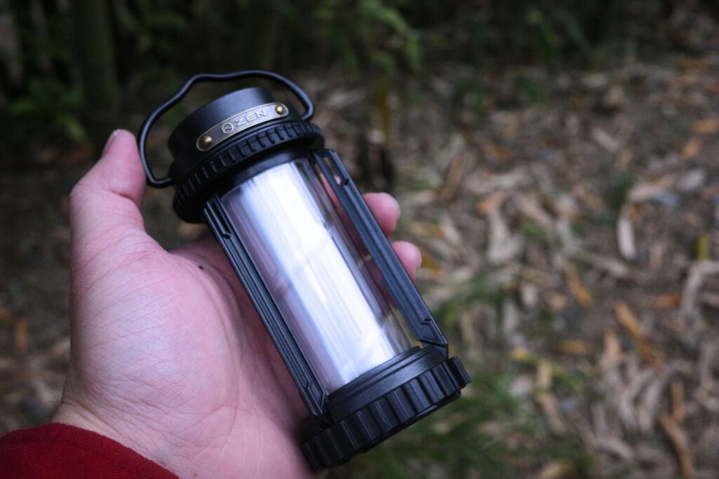 ZEN Camps「禅燈-幽玄」を手に持つ