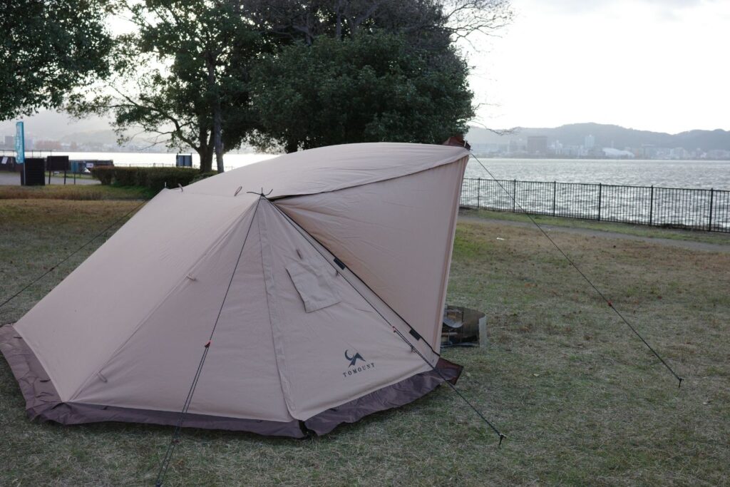湖岸緑地「帰帆島3」にTOMOUNTのテントを設営