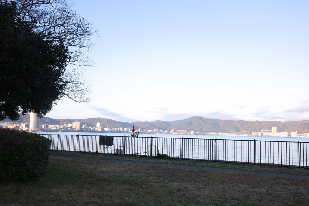 湖岸緑地「帰帆島3」と釣り竿