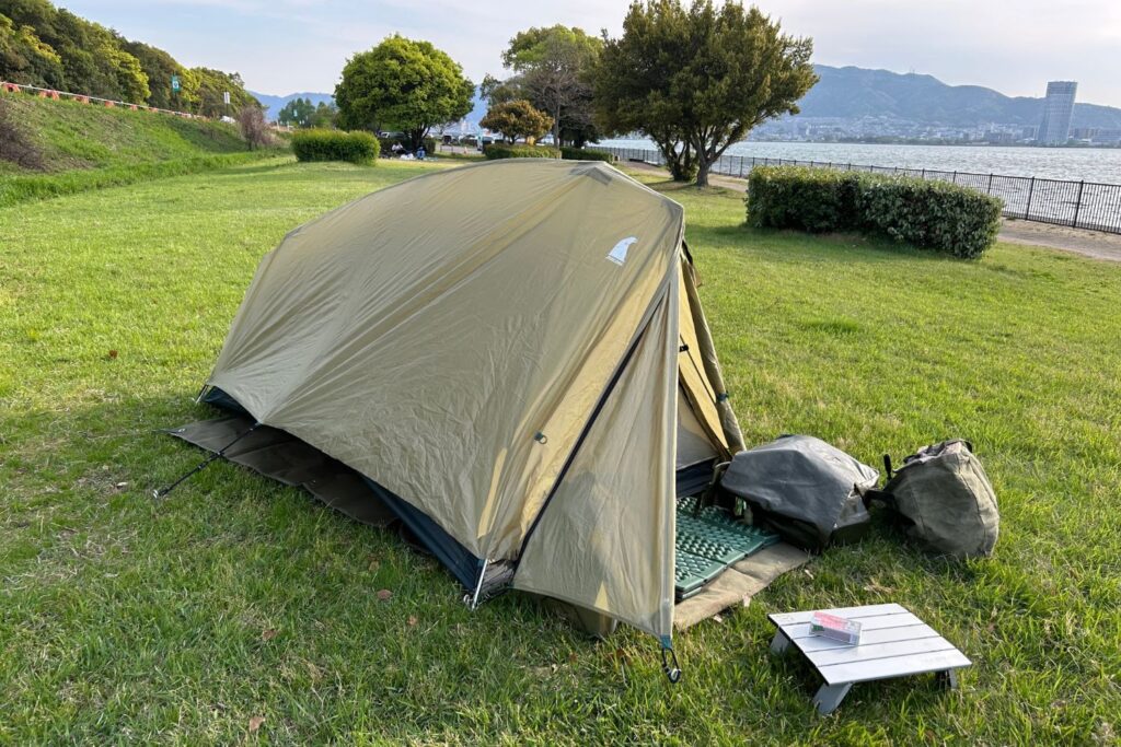 湖岸緑地「帰帆島3」にテントを設営