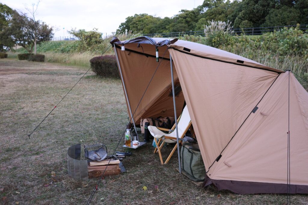 湖岸緑地「帰帆島3」にテントを設営