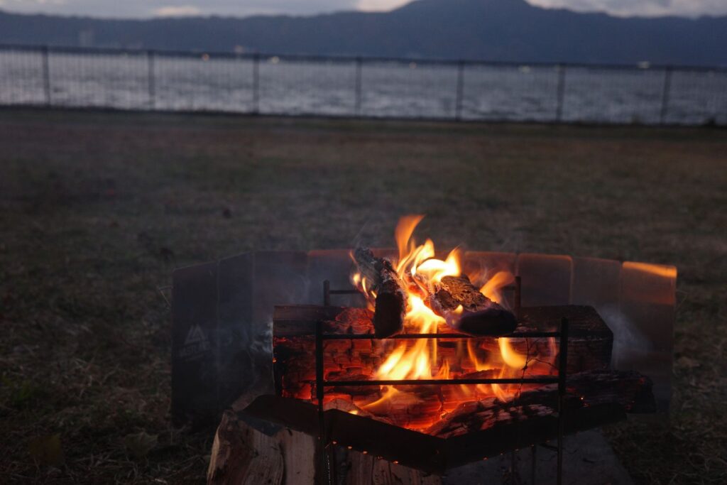 湖岸緑地「帰帆島3」で焚き火