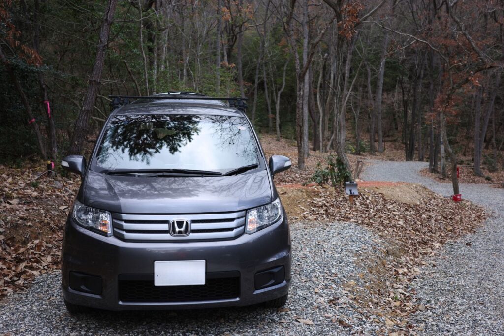 やはずの森倶楽部の森林サイトと車