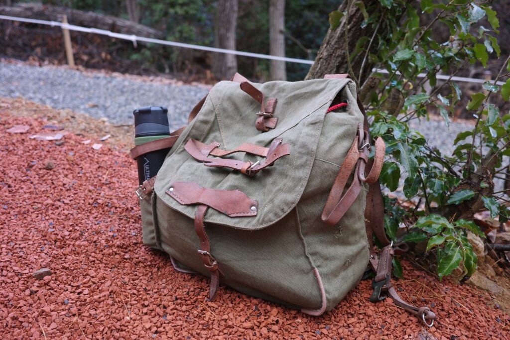 やはずの森倶楽部に置いたルーマニア軍バッグ