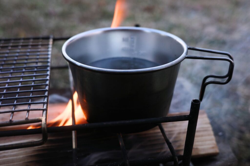キャンピングムーン「深型シェラカップ600mL」を焚き火にかける