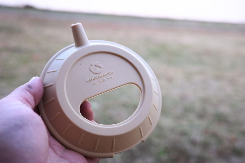 手に持ったキャンピングムーン「シリコンリッド」