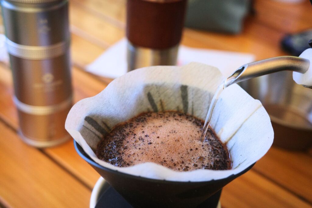 コーヒーをドリップ
