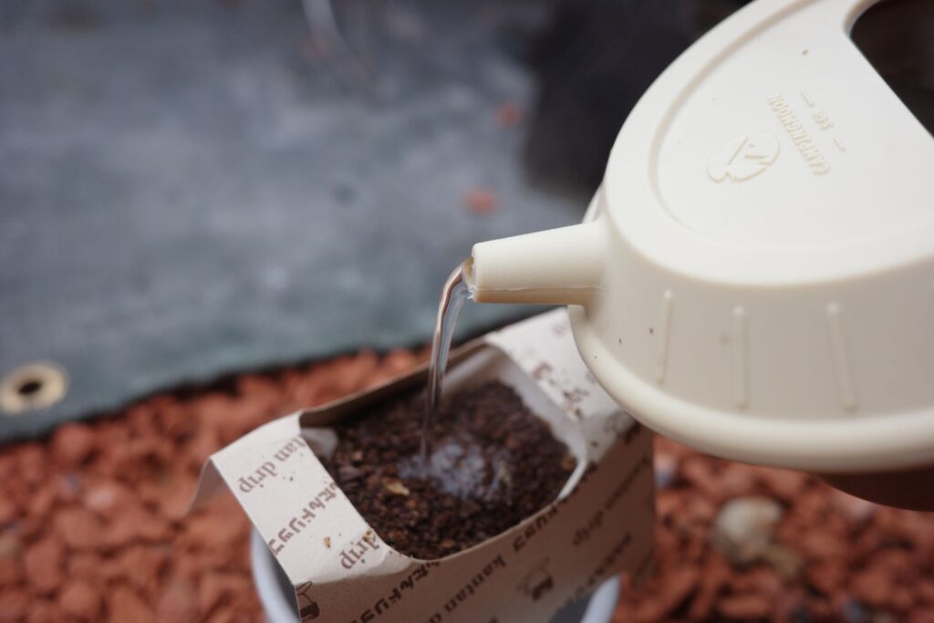 キャンピングムーン「シリコンリッド」で細くお湯を注ぐ