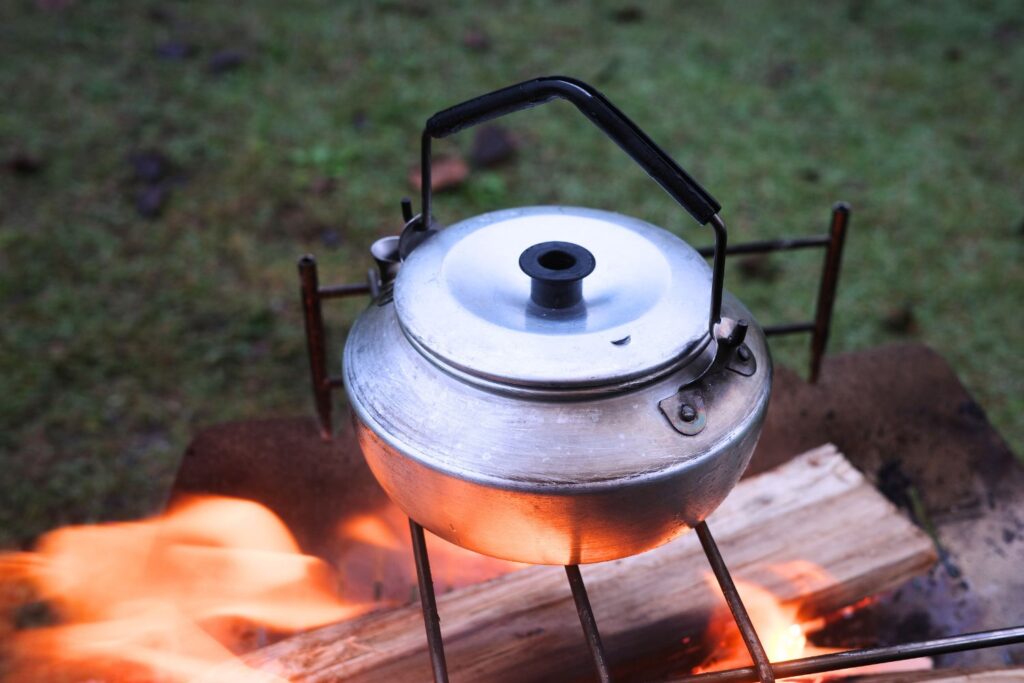 ケトルを焚き火にかける