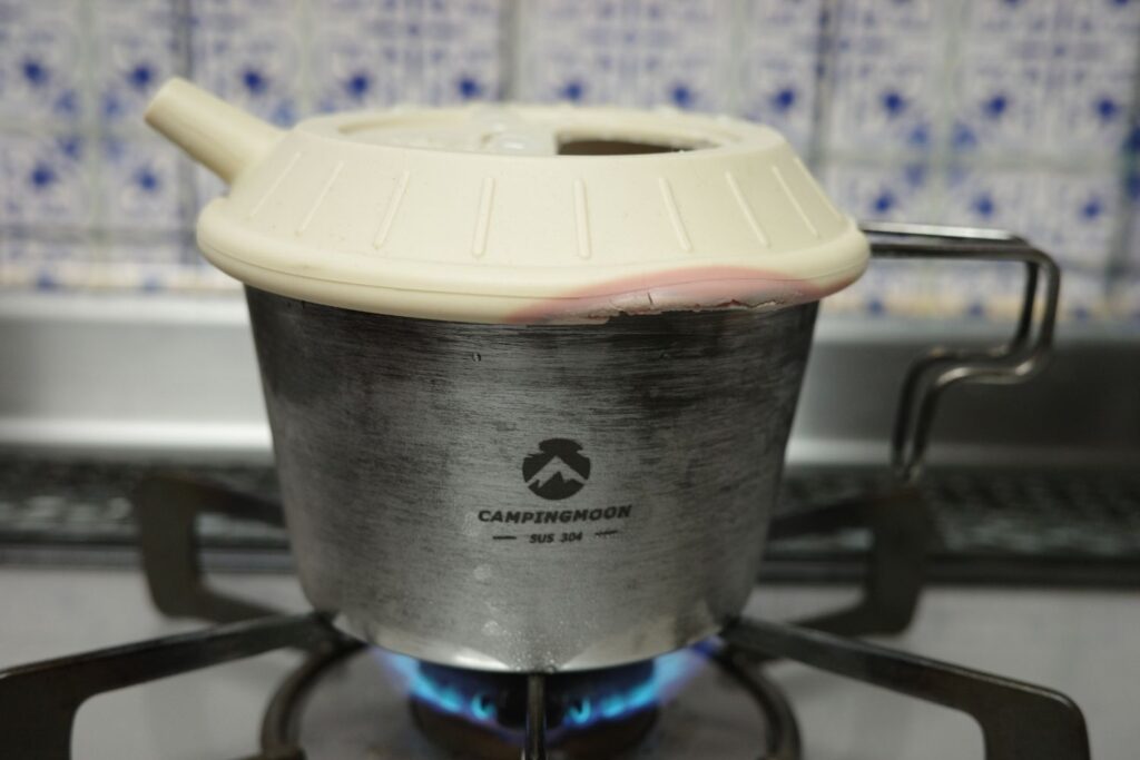 ガスコンロでお湯を沸かす