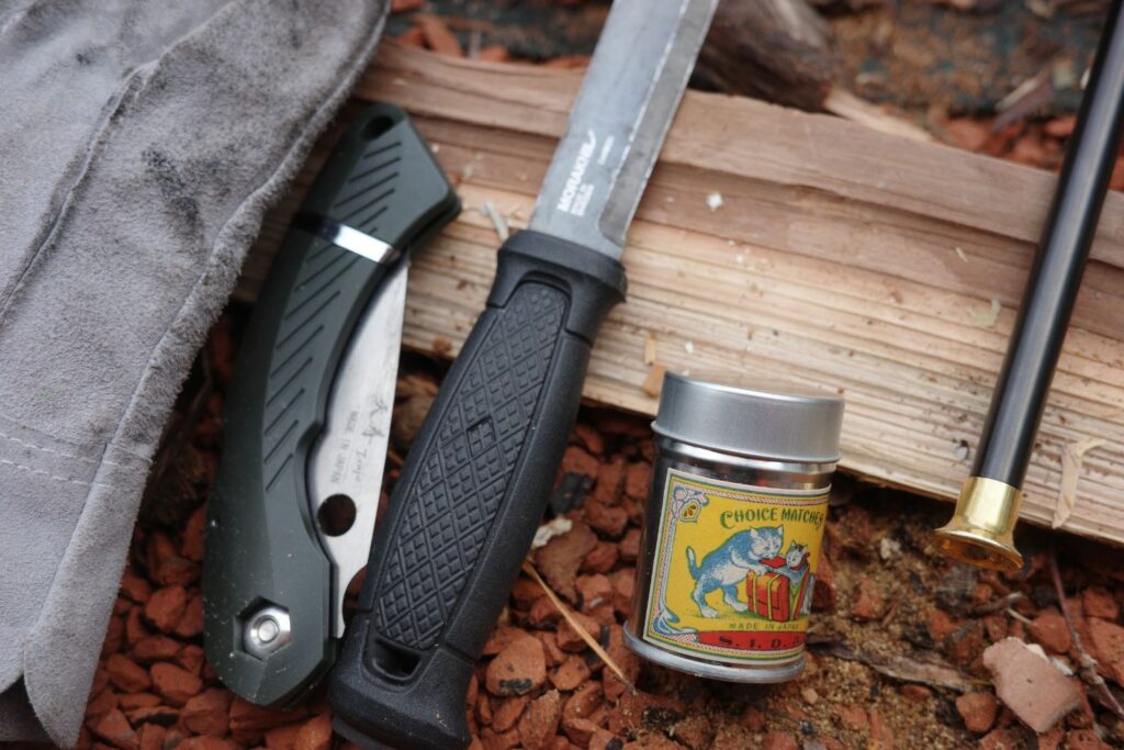 薪・ナイフ・マッチ・ノコギリ