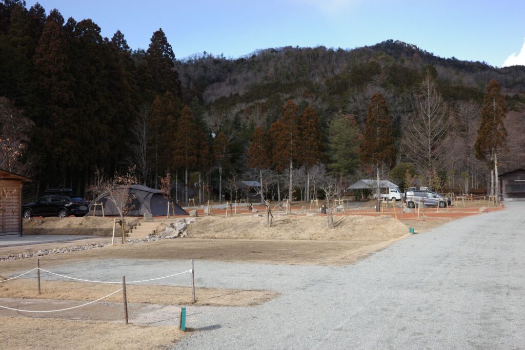 ユニトピアささやまキャンプ&ビレッジの開放的なサイト