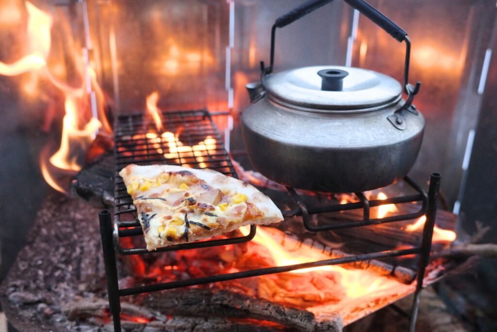 焚き火でお湯を沸かしピザを焼く