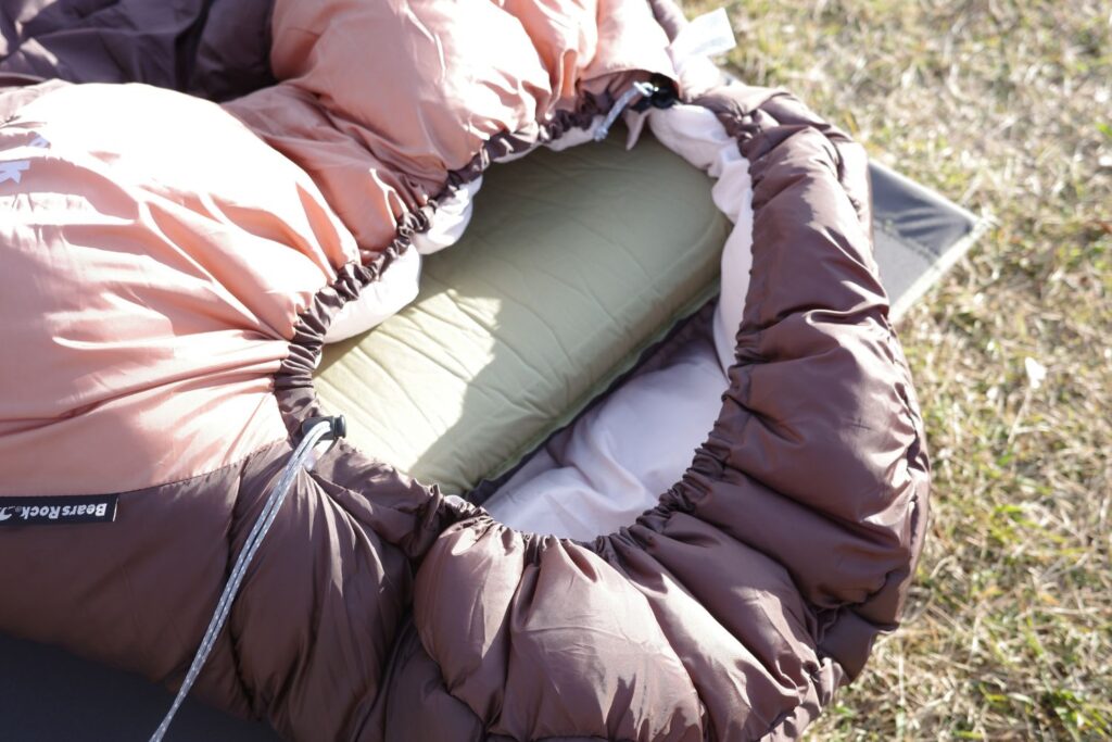 ドローコードを絞ったベアーズロック「-30℃寝袋 FX-503W」