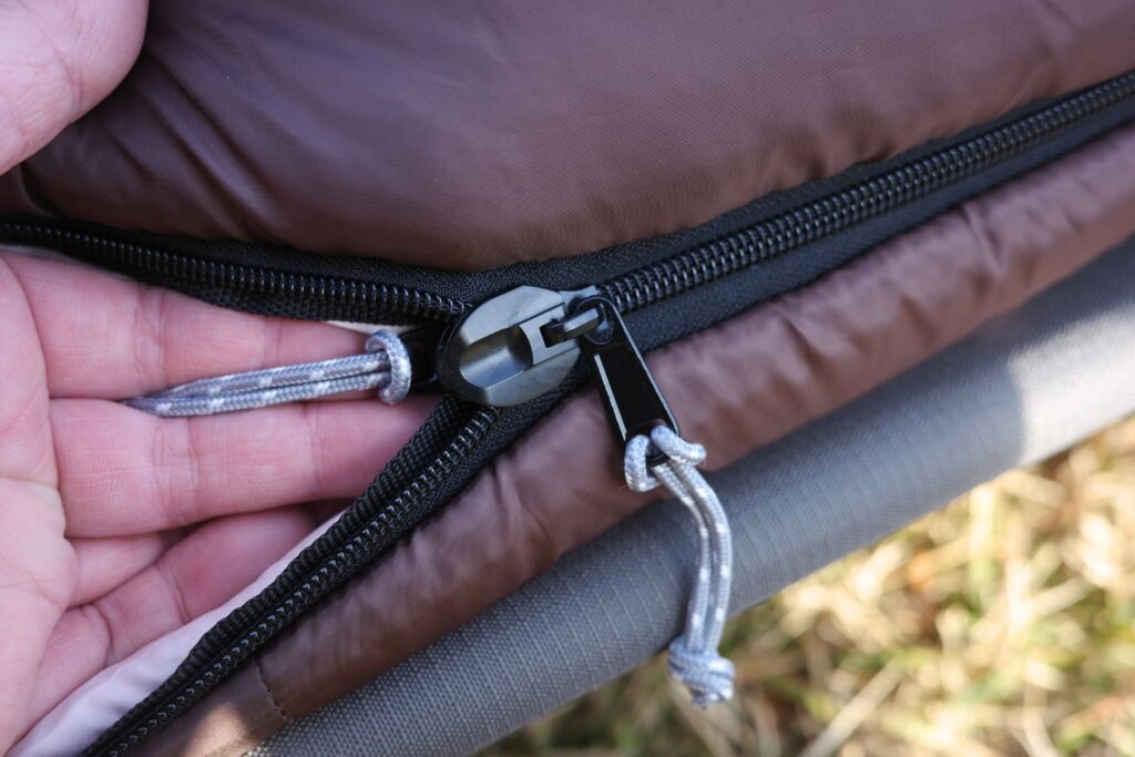 ベアーズロック「-30℃寝袋 FX-503W」のジッパー部